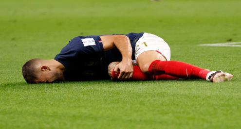 الإصابة قد تنهي مسيرة مدافع فرنسا.. وتعامل رائع من إدارة بايرن